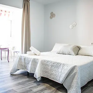 https://acogedor-estudio-en-nerja-centro-5m-a-pie-de-la-playa.es-andalucia.com
